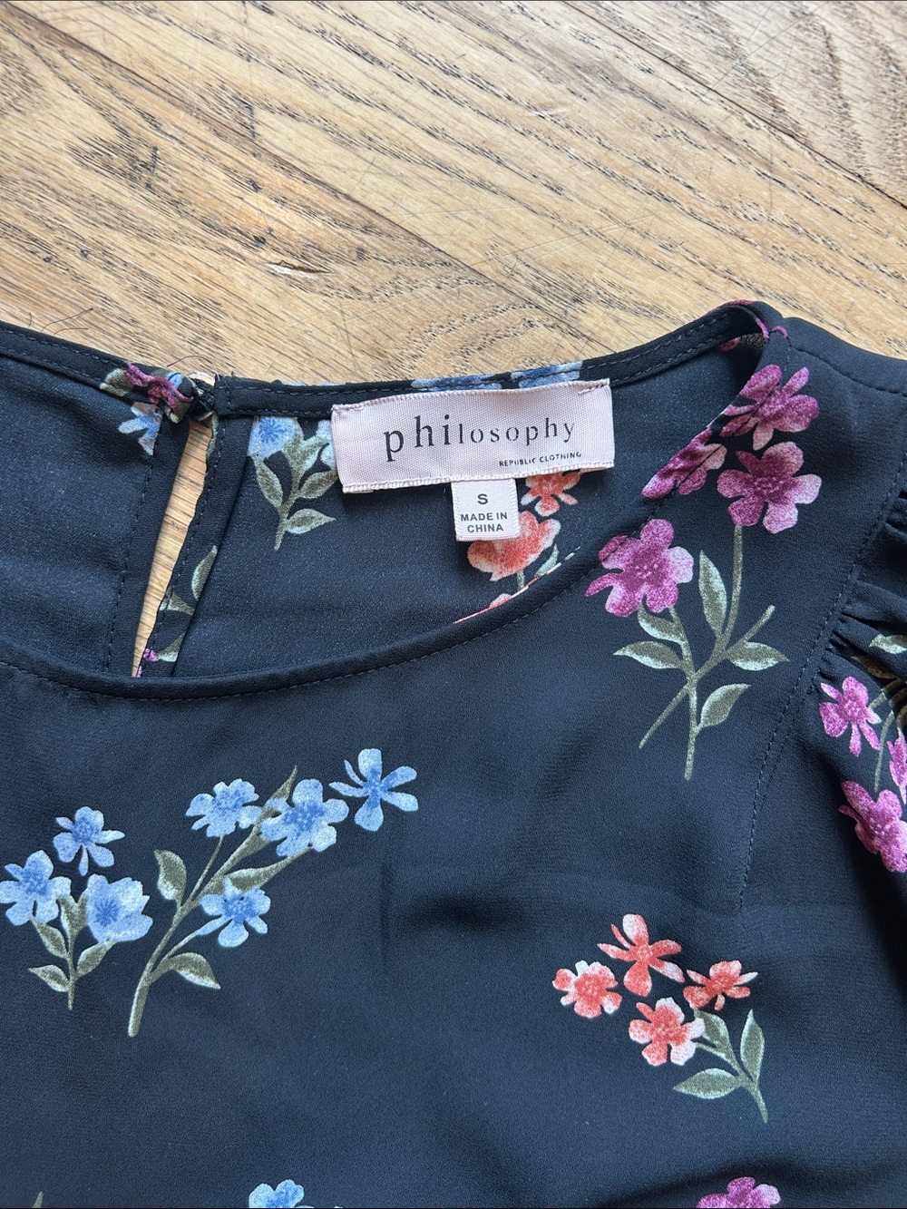 🌸3 FOR $20🌸 Philosophy Black Floral Flutter-Sleeve Blouse - Picture 3 of 8